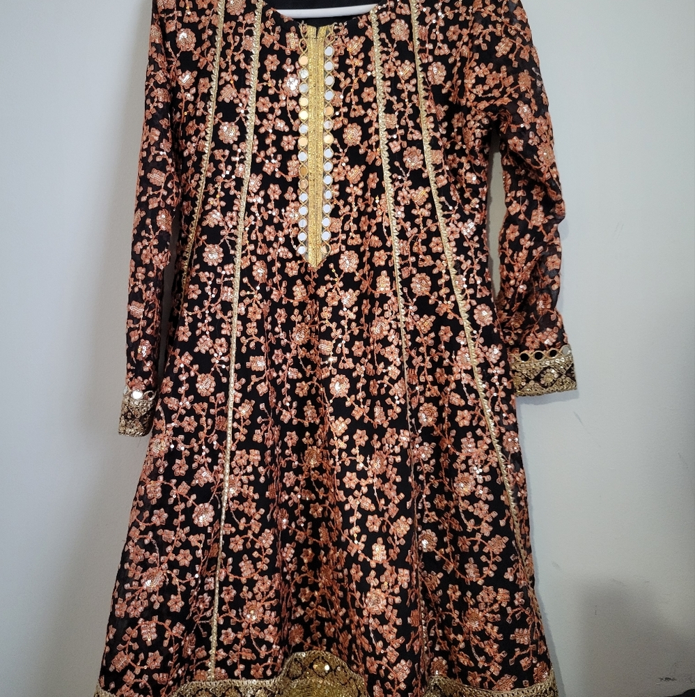 Pakistani shalwar kameez